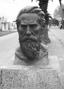 Monumento a Luciano Velázquez en la Avenida Artigas de la Villa