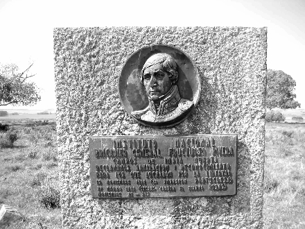 Monolito en los campos de “India Muerta” (Ruta 15 Km. 78)  recordando las batallas allí ocurridas.