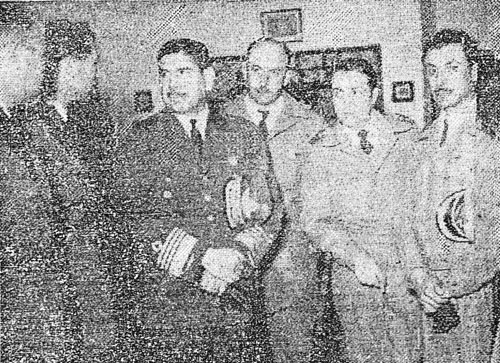 Brigadier mayor Samuel Guaicochea y otros oficiales argentinos intantes después de su llegada a Carrasco. Guaicoechea fue internado en Rocha.