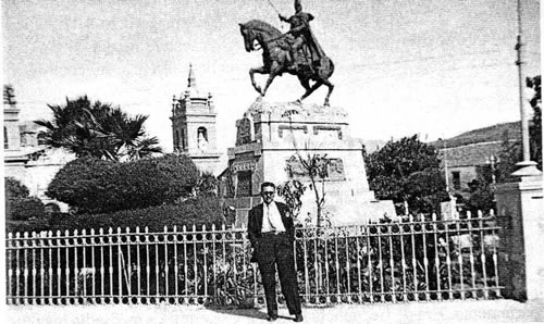 Páez Peña en Ayacucho, Perú (1957), al fondo Monumento a Sucre.