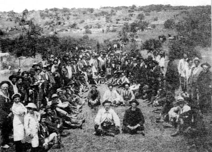 Concentración nacionalista en sierras de San Miguel, campaña para la Constituyente (1916).  En el centro a la der. Pereyra, a la izq. Domingo Cardoso, caudillo zonal.