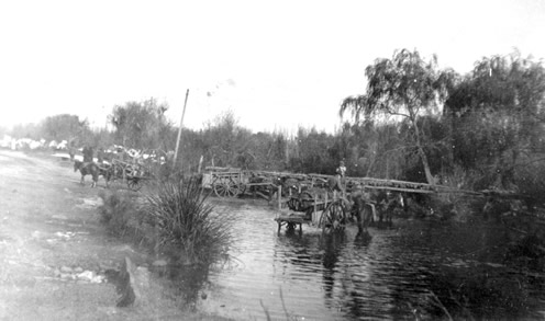 Viejo puente de madera sobre el arroyo Rocha 