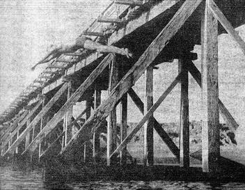 Viejo puente de madera sobre el arroyo Chuy en el balneario homónimo