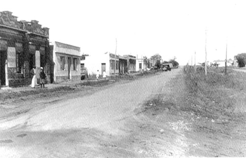 El Chuy en 1953: Avenida Brasil esquina Gral. Artigas donde hoy está  Cambio Gales. Foto tomada en dirección oeste, hacia la salida a Lascano