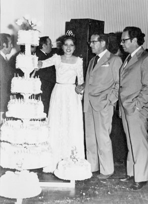 Raquel Corbo, Reina del Centenario de Lascano en el Club Progreso, con Juan Luis Sabatino y Jorge Boronat (1976) 