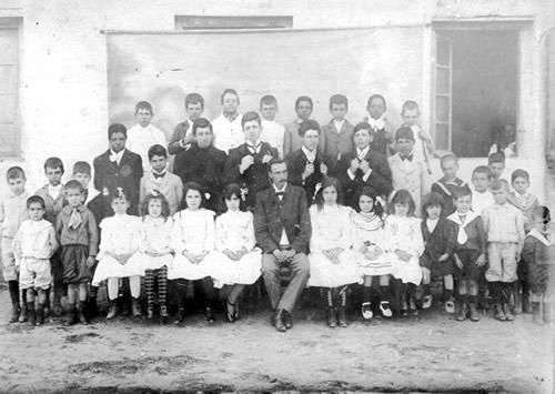 El maestro Elías Lizardo y sus alumnos en la primera escuela de Chuy (1905) 