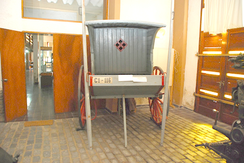 Antiguo carro celular de la policía 