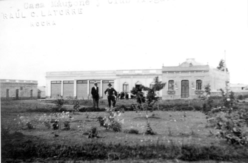 El segundo edificio propio del Club Progreso (a la derecha)   en su actual ubicación y la Plaza Gral. Artigas de Lascano (1916)