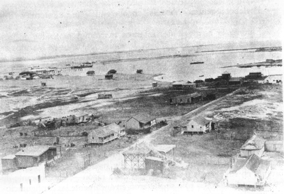 1900 Vista de La Paloma desde el Faro. Junto al muelle un  barco a vapor. Primera calle desde el Faro hasta la bahía chica. (*) 