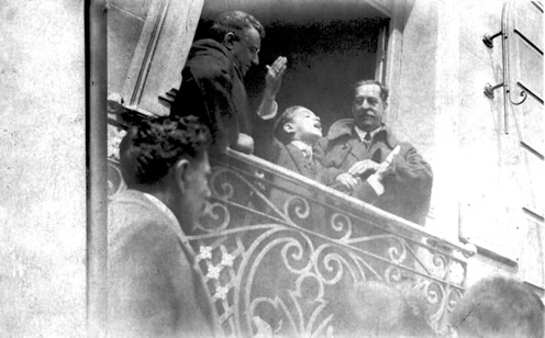 Alfredo Samuel Vigliola y Luis Alberto de Herrera flanquean a un efusivo niño orador desde los balcones del Club Progreso (1922) 