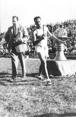 Elbio Mercado encendiendo el pebetero en la inauguración del Estadio Mario Sobrero (20/11/1955) 