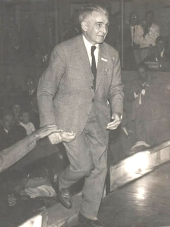 Javier Barrios Amorín subiendo al estrado en el Teatro “25 de Mayo” en el Congreso del 8 de marzo de 1964 