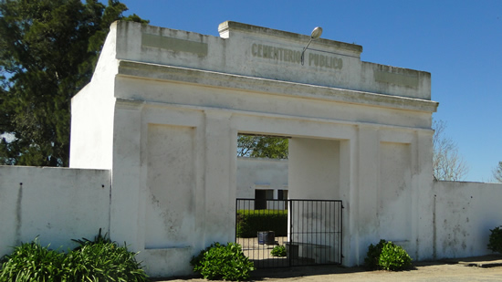 Fachada de la portada del cementerio local