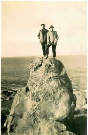 Alfredo Olloniego y Joselo Luna en la piedra  que don Jacinto llamaba: “El Vigía”.  Vacaciones de julio de 1945.