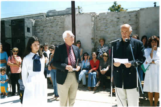 Entrega de distinción al mejor compañero 6to. Año de promoción 2003, en  Escuela Nº 2, Varela, la hacen los socios Juan Ángel Féola y Oscar Bruno.