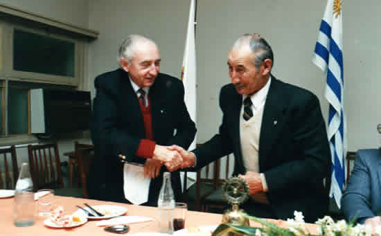 Visita del Gobernador González Areco al Club, siendo recibido por el entonces Presidente Nelson Terra Sayanes. Julio de 1990