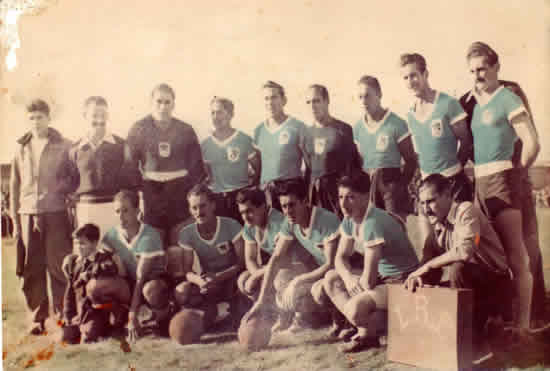 Selección de Rocha campeón del Interior 1954. Parados. Pereyra (Ay), Revelez (K), F. Alemán, R. Acosta, D. Prieto, J.M. Vera, M. Rivas, N. González, Prof. Rivoir (semi tapado) y LUIS ALBERTO MUÑOZ. Hincados: J. Aguirre, S. González, W. Vilizzio, J.M. González, F.E. Longeau y W. Acosta (K), la mascota Q. Nogueira.