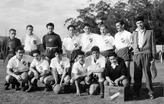 Equipo de Nacional  |  Parados: R. Machado (DT), R. Acosta, O. Muñoz, W. Larrea, F. Fernández, M. Acosta, Luis Alberto Muñoz y Pereyra (Ay). Hincados: E. Rótulo, A. Lombardi, V. Longeau, W. Revelez, De los Santos y H. Griot (K)