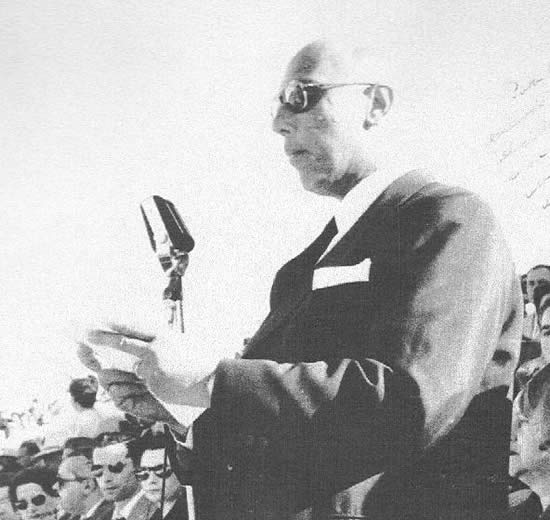 Anza Vigliola dando el discurso inaugural del Estadio Mario Sobrero