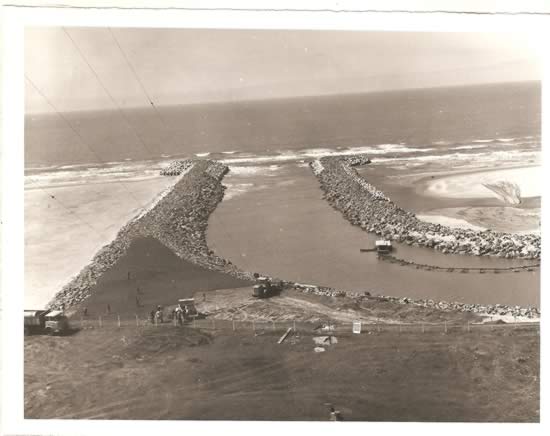 Construcción del dique de hormigón que fijó definitivamente la línea en la barra del arroyo Chuy con el océano (1978)