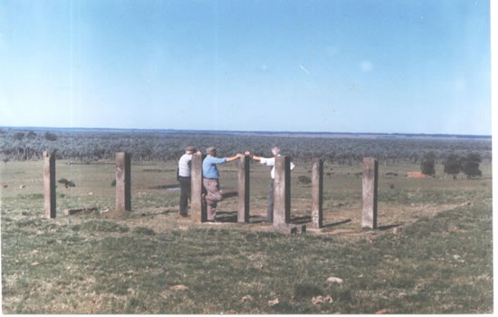 Beltran Pérez, Nelson Isidoro Rocha y Jesús Perdomo en los restos de la antigua fábrica “Hot Palm” en paraje “Paso del Bañado”, proximidades de Castillos.