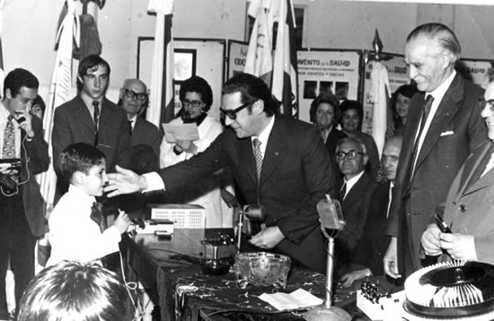 1975. Entrega por el Club de Leones de Rocha, de un Equipo Odontológico completo. Están presentes la Dra. Adela Reta, Presidente del Consejo del Niño; el Ministro de Trabajo y Seguridad Social de entonces; el Presidente del Club de Leones, León Dr. Kidie Rótulo e integrantes del Club de Leones, maestras y prensa.  