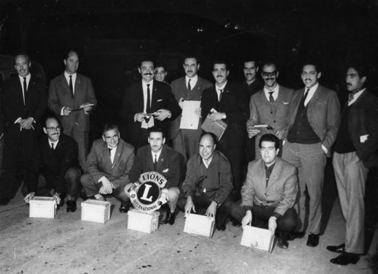 Primera campaña callejera de recolección de fondos, “Cuidemos a nuestros viejos”. Los Leones aparecen en la fotografía con las alcancías utilizadas en la misma.