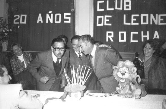 Festejos de los XX años  del Club de Leones de Rocha, en la planta alta del Club Social Rocha. Soplan las velitas los Leones Fundadores Santiago Pradere Machado, Pablo Enrique Pertusso y Ángel Rocca López.