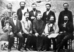 Vecinos de San Vicente de Castillos. De pie (de izquierda a derecha); Marcelino Moreno; Floro Benítez,hotelero; Pedro Amonte, secretario de la Comisión Auxiliar; Pedro Debat, carpintero; Gervasio Santa Cruz y una niña, hija de Floro Benítez. Sentados: Dr. Pedro Cervini, médico; Ismael Formoso, comisario y hermano del fundador; Domingo Torrás, primer cura; Eugenio Ruiz Zorrilla, inspector de escuelas de Maldonado hasta la segregación de Rocha y Juan Zubía (maestro) (1877)