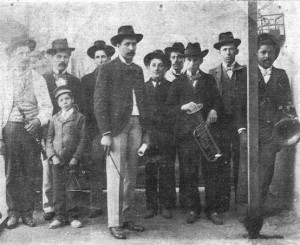 Banda Popular de Castillos. (De izquierda a derecha): Tomás Silva Ledesma (clarinete); Nicolás D’Elía (clarinete); niño Homero Prieto (triángulo); Prudencio José Díaz (saxofón); Francisco Caprio (trombón); Vicente Juaní (saxofón); Eduardo Amonte (trompa), Bernardino Velázquez (trompa) y Fernando Acosta (bajo). Director: Belarmino Faget.