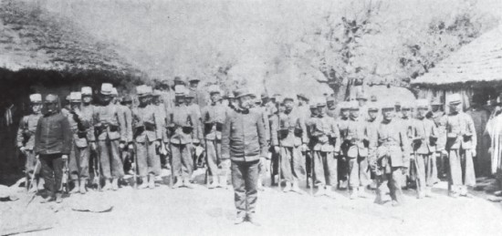 Soldados de la escolta en el casco de Silveira