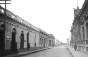 Otra perspectiva del adoquinado frente a la Intendencia Municipal,  hoy sustituído por hormigón