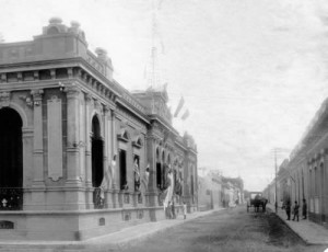 El Palacio Municipal y Gral. Artigas luciendo sus noveles  veredas, cordones y el adoquinado