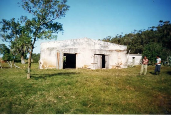 La estancia de Marcelino Díaz, en el “Potrero Grande”, perdura como mudo testigo de algunos acontecimientos históricos que la tradición oral poco a poco lleva hacia el camino de la leyenda. Fotografía Lucio S. Ferreira. (1998).