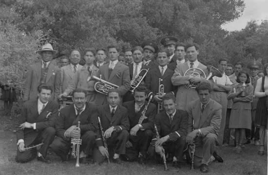 La inauguración de la luz eléctrica en Chuy y 18 de Julio se realizó el 11 de octubre de 1947. Fue un día festivo donde, entre otras cosas, actuó la banda Municipal de Castillos. Esta fotografía fue tomada en “El Boquerón” próximo al Fuerte de San Miguel