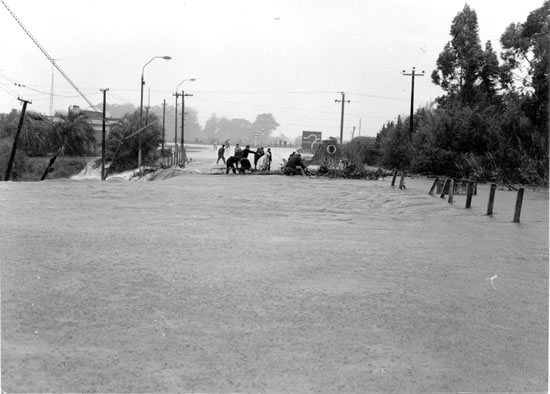 Puente de entrada al Balnario en el día de su derrumbe (15 de agosto de 1986)