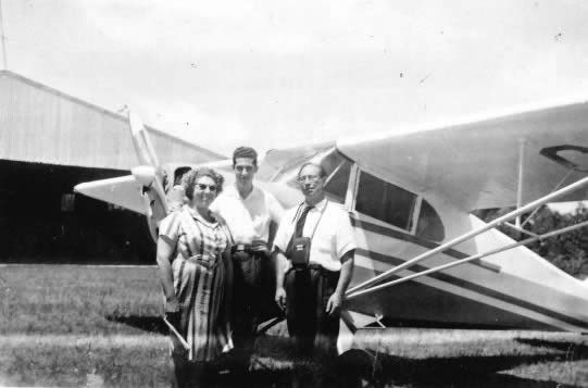 Salvador Díez, su esposa y su hijo Rivera en el Aeroclub de Rocha