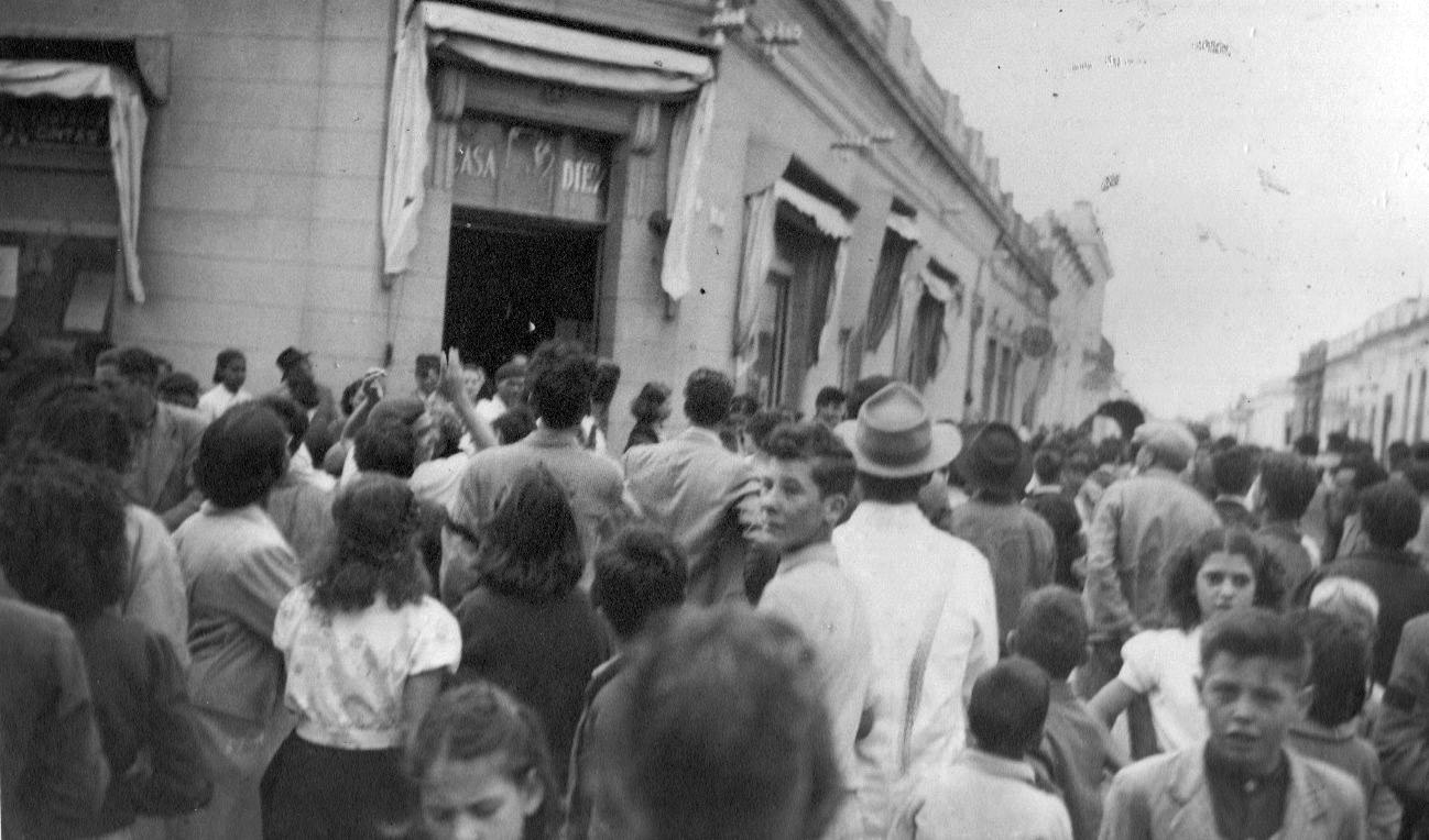 Multitud frente a la Casa Díez en oportunidad de una liquidación