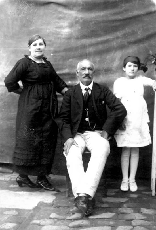 Foto tomada en el paraje de La Paloma (Durazno) ca. 1910. Natalio Luis Velázquez Moreno (1857-1945?), bisnieto de Dn. José Velázquez Romero. Junto a él: su mujer Dorotea Fernández Vallejo y su hija.